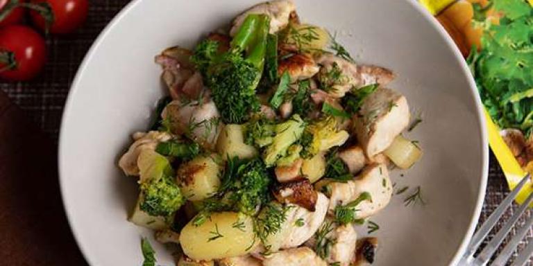 Курица с картофелем, брокколи и беконом - рецепт приготовления с фото от Maggi.ru