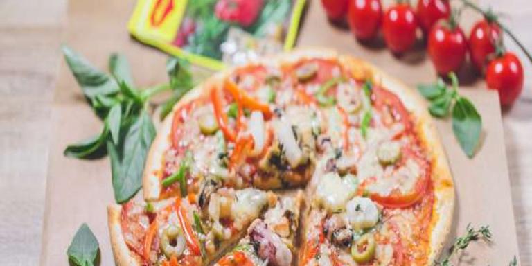 Пицца с морепродуктами и оливками и пикантным соусом: рецепт с фото