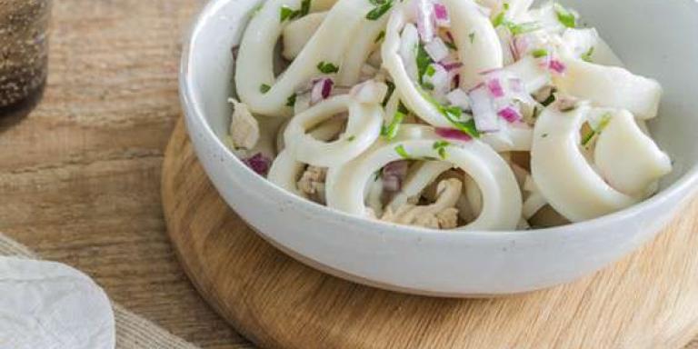 Крабовый салат с кальмарами - рецепт приготовления с фото от Maggi.ru