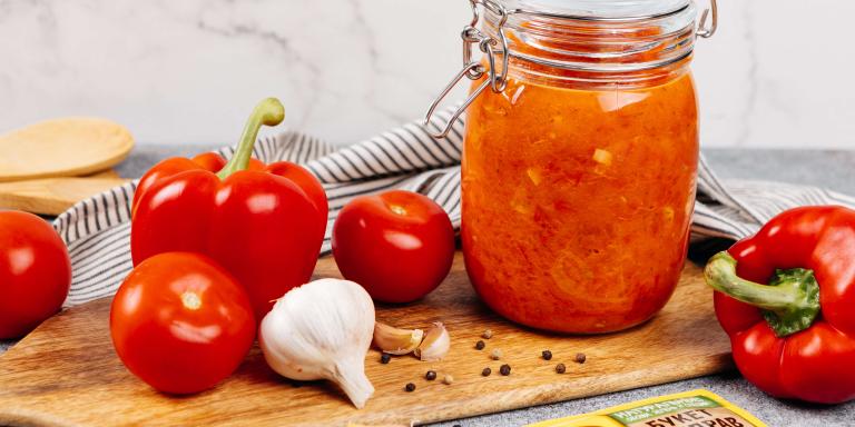 Чесночное лечо из перцев и томатов на зиму - рецепт приготовления с фото от Maggi.ru