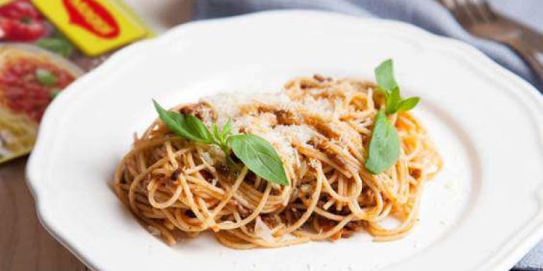 Спагетти болоньезе с помидорами и говяжьим фаршем, рецепт с фото | maggi.ru