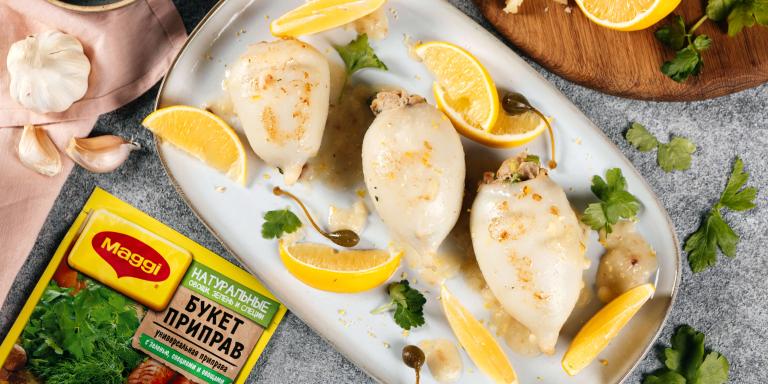 Кальмары, фаршированные тунцом, в простом лимонном соусе: рецепт с фото
