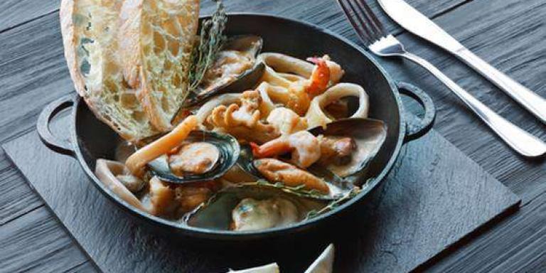 Запеченные морепродукты в сливочном соусе - рецепт с фото от Магги