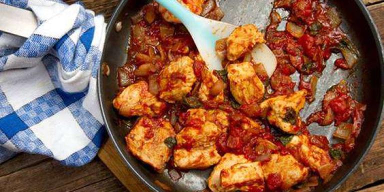 Курица жареная с томатами и базиликом - рецепт приготовления с фото от Maggi.ru