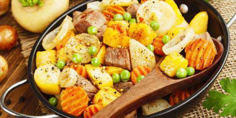 Тушеное мясо с картофелем и зеленым горошком — рецепт с фото от Maggi.ru