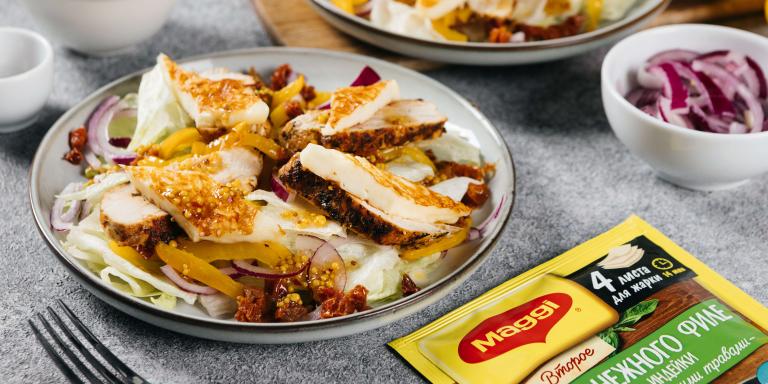 Салат с курицей, вялеными томатами и сыром с хрустящей корочкой - рецепт приготовления с фото от Maggi.ru