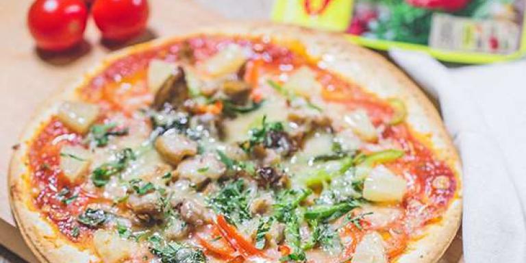 Пицца на сковороде с курицей, ананасом и базиликом: рецепт с фото