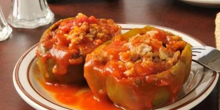 Фаршированный болгарский перец в томатном соусе, рецепт с фото
