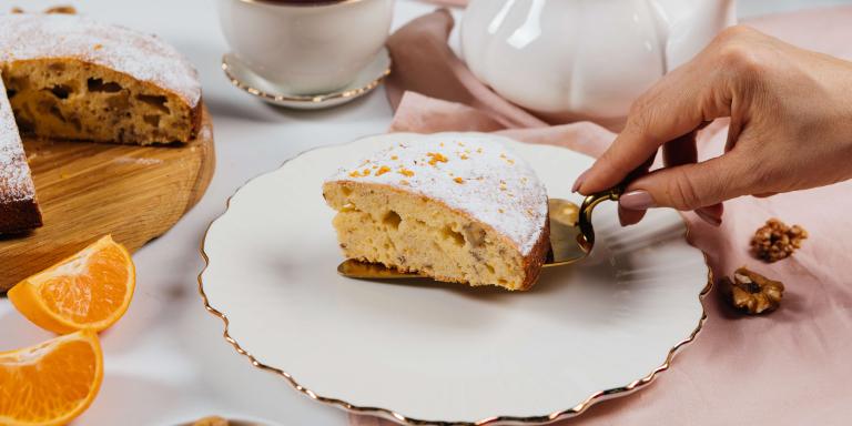 Простой кекс с грецкими орехами на мандариновом соке: рецепт с фото