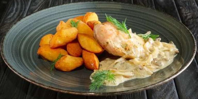 Нежная курица со сметаной и шампиньонами - рецепт с фото от Магги