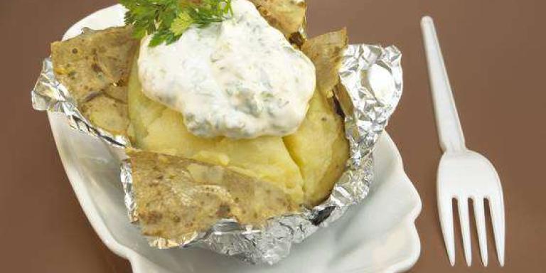 Печеный картофель с творожным сыром и зеленью - рецепт приготовления с фото от Maggi.ru