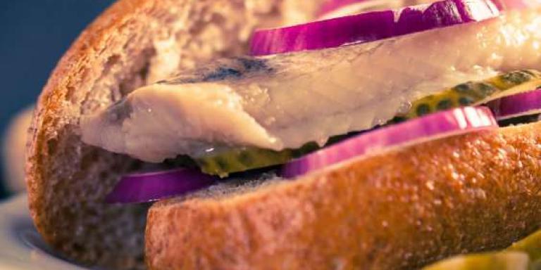 Сэндвич с сельдью — рецепт с фото от Maggi.ru