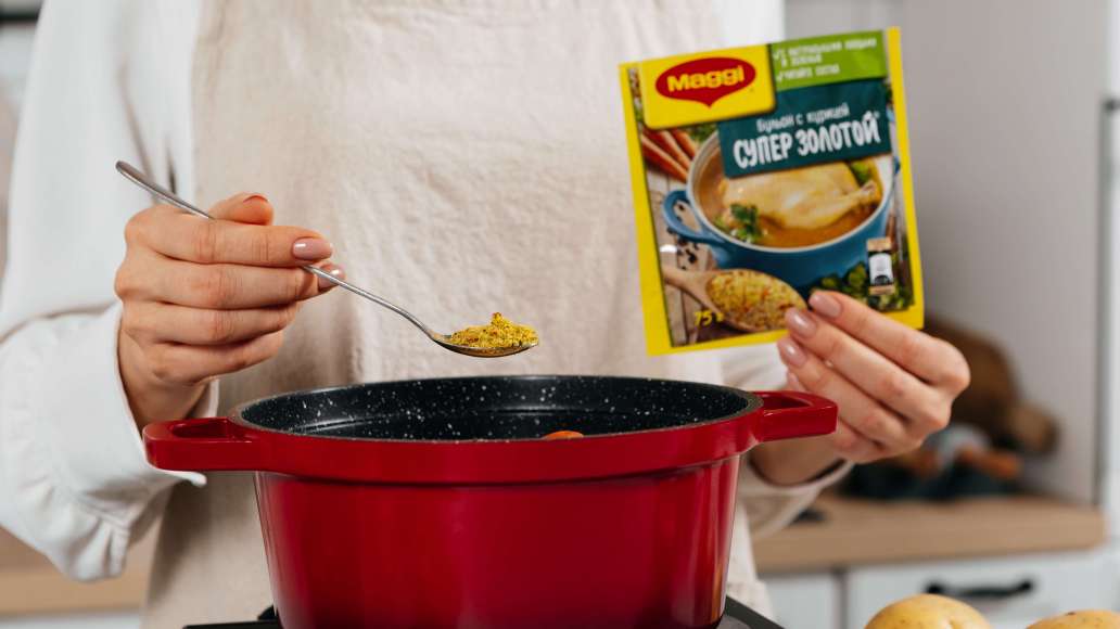 Залить картофель и морковь литром воды и довести до кипения. Добавить MAGGI® СУПЕР ЗОЛОТОЙ® Бульон с курицей и варить до мягкости. Залить картофель и морковь литром воды и довести до кипения. Добавить MAGGI® СУПЕР ЗОЛОТОЙ® Бульон с курицей и варить до мягкости.