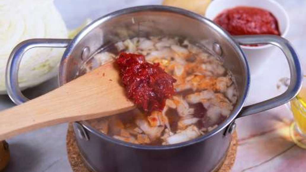 По готовности переложите зажарку в кастрюлю с бульоном. Нарежьте мясо на порционные кусочки и добавьте в кастрюлю. Убавьте огонь до минимума и томите несколько минут при слабом кипении. Измельчите чеснок и добавьте с солью суп. По готовности переложите зажарку в кастрюлю с бульоном. Нарежьте мясо на порционные кусочки и добавьте в кастрюлю. Убавьте огонь до минимума и томите несколько минут при слабом кипении. Измельчите чеснок и добавьте с солью суп.
