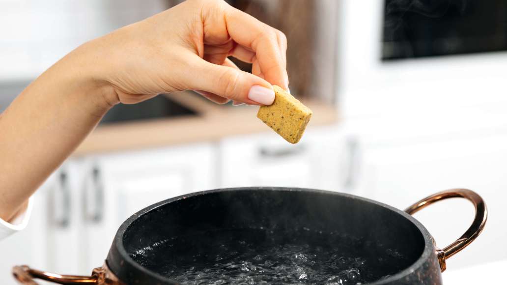 Вскипятить полтора литра воды, добавить MAGGI® ЗОЛОТОЙ® Бульон с курицей. Погрузить в воду филе и варить до готовности. Дать остыть.
Вскипятить полтора литра воды, добавить MAGGI® ЗОЛОТОЙ® Бульон с курицей. Погрузить в воду филе и варить до готовности. Дать остыть.