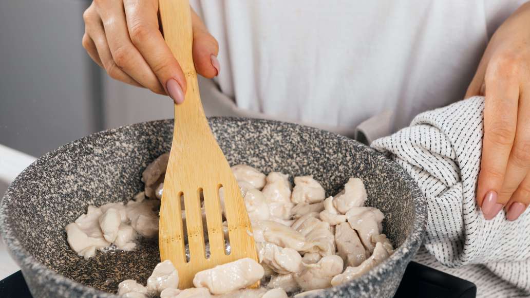 Разогреть растительное масло. Обжарить курицу, периодически помешивая, в течение 5 минут. Разогреть растительное масло. Обжарить курицу, периодически помешивая, в течение 5 минут.