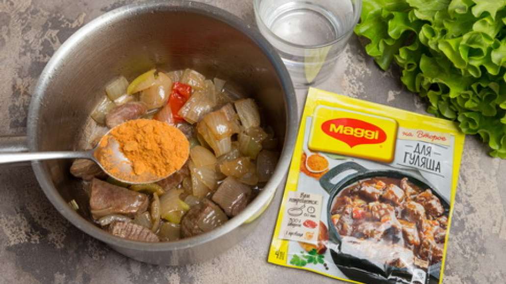 Добавить MAGGI® НА ВТОРОЕ для гуляша, воду, острый перец нарезанный колечками, помидоры в собственном соку. Тушить до готовности. Добавить MAGGI® НА ВТОРОЕ для гуляша, воду, острый перец нарезанный колечками, помидоры в собственном соку. Тушить до готовности.