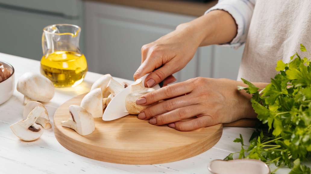Добавить в пряную смесь куриное мясо, тщательно перемешать и мариновать 30 минут. Шампиньоны разрезать на 4–6 частей в зависимости от размера грибов. Духовку разогреть до 180 °C. Добавить в пряную смесь куриное мясо, тщательно перемешать и мариновать 30 минут. Шампиньоны разрезать на 4–6 частей в зависимости от размера грибов. Духовку разогреть до 180 °C.
