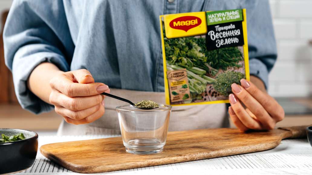 В отдельной ёмкости смешать MAGGI® Приправа Весенняя зелень с горячей водой, оставить на 3 минуты. В отдельной ёмкости смешать MAGGI® Приправа Весенняя зелень с горячей водой, оставить на 3 минуты.
