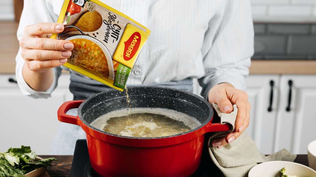 Добавить содержимое пачки MAGGI® Суп Звездочки. Готовить 8 минут. Добавить содержимое пачки MAGGI® Суп Звездочки. Готовить 8 минут.