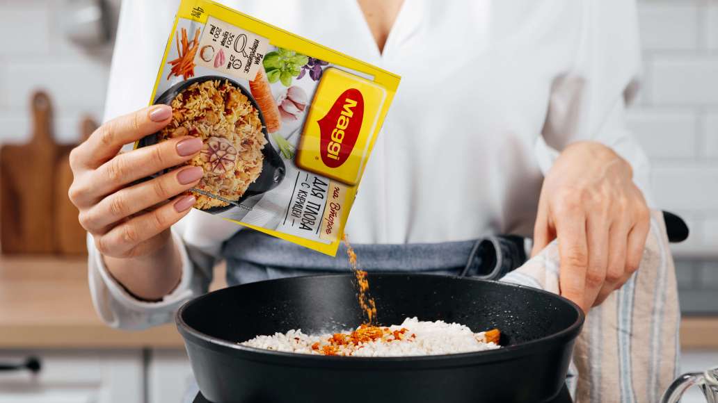 Добавить рис, MAGGI® НА ВТОРОЕ для плова с курицей, воду и перемешать. Довести до кипения, затем убавить огонь до умеренного, накрыть крышкой. Добавить рис, MAGGI® НА ВТОРОЕ для плова с курицей, воду и перемешать. Довести до кипения, затем убавить огонь до умеренного, накрыть крышкой.