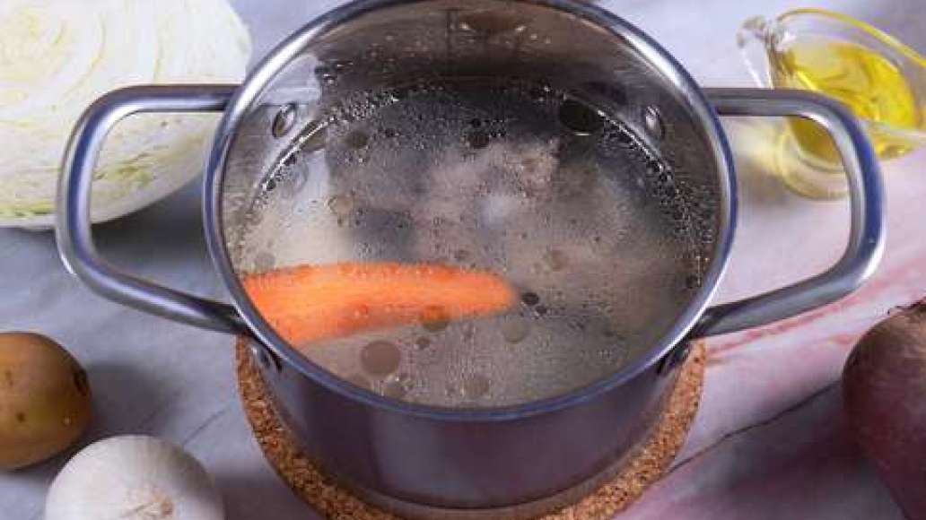 Поместите мясо в кастрюлю, налейте холодную воду и доведите до кипения. Очистите 1 морковь и добавьте в кастрюлю. Варите бульон 1 час, периодически снимая пену. Затем добавьте лавровый лист и варите ещё 10-15 минут до готовности мяса. Поместите мясо в кастрюлю, налейте холодную воду и доведите до кипения. Очистите 1 морковь и добавьте в кастрюлю. Варите бульон 1 час, периодически снимая пену. Затем добавьте лавровый лист и варите ещё 10-15 минут до готовности мяса.