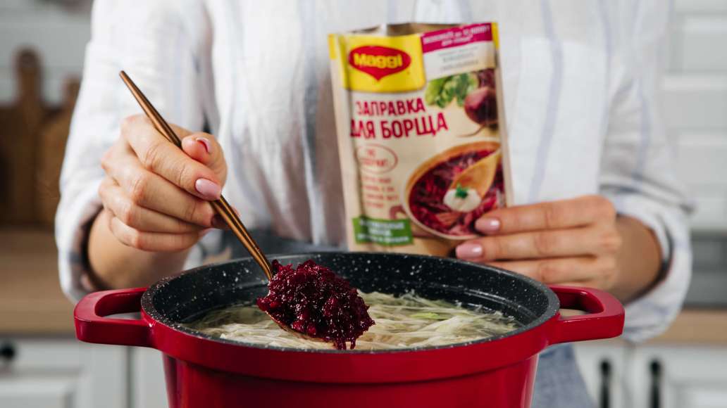 За 5 минут до готовности добавить MAGGI® Заправку для борща и чесночную заправку. Перемешать. За 5 минут до готовности добавить MAGGI® Заправку для борща и чесночную заправку. Перемешать.