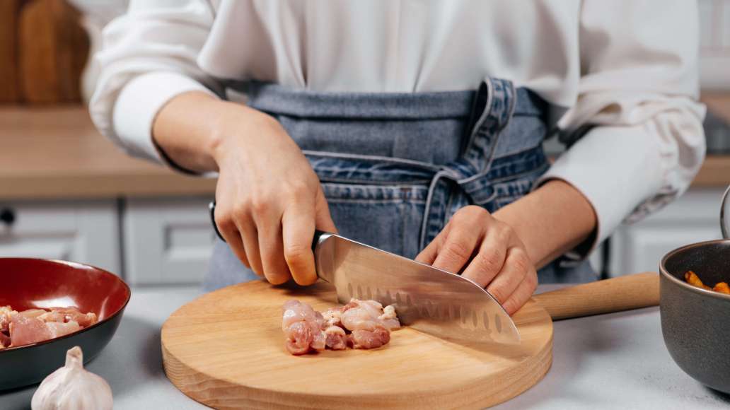 У бедер удалить кожу, отделить мясо от костей и нарезать небольшими кусочками. У бедер удалить кожу, отделить мясо от костей и нарезать небольшими кусочками.