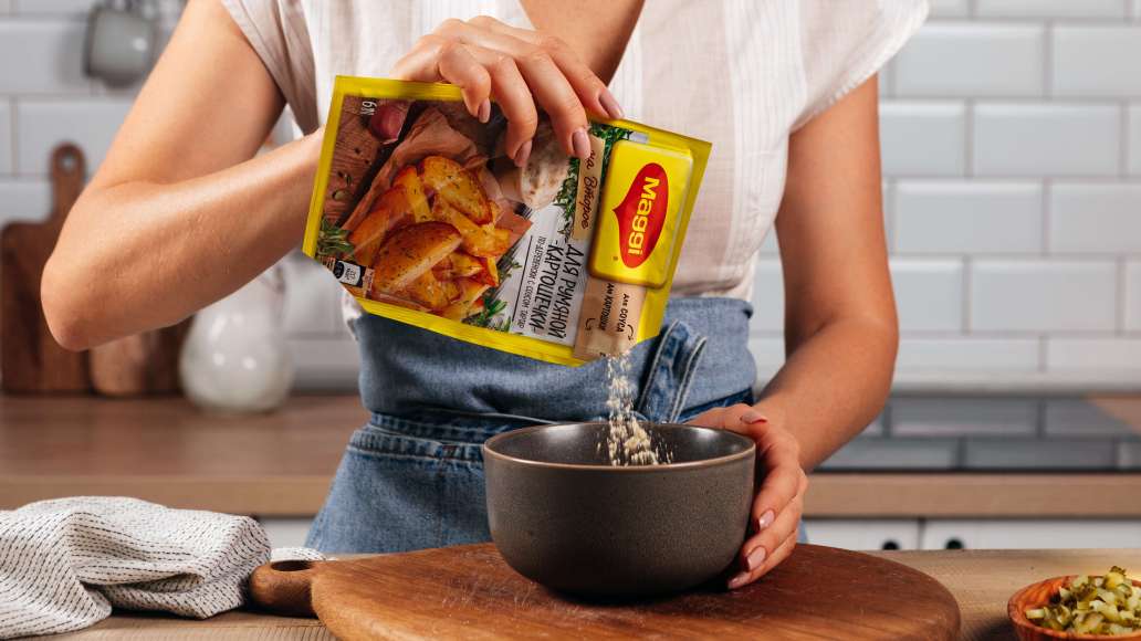 Для соуса мелко нарезать огурец. Смешать содержимое пакетика для соуса MAGGI® НА ВТОРОЕ для румяной картошечки по-деревенски с соусом Тартар с майонезом и йогуртом. Для соуса мелко нарезать огурец. Смешать содержимое пакетика для соуса MAGGI® НА ВТОРОЕ для румяной картошечки по-деревенски с соусом Тартар с майонезом и йогуртом.