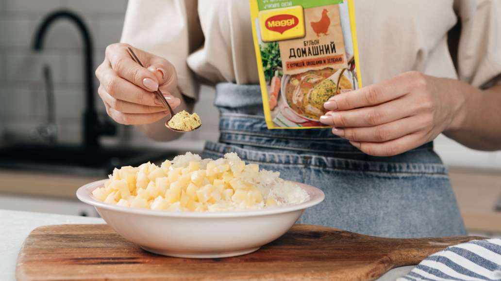 Соединить лук, филе, картофель и сыр со сливками. Добавить MAGGI® Бульон домашний с курицей и перемешать до однородности. Соединить лук, филе, картофель и сыр со сливками. Добавить MAGGI® Бульон домашний с курицей и перемешать до однородности.