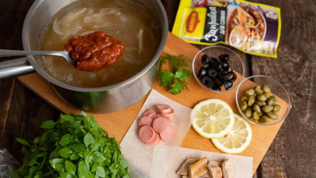 За пять минут до готовности добавить MAGGI® Заправка для солянки, нарезанную зелень, отварную и копченую курицу, нарезанные сосиски, маслины, базилик. Довести до полной готовности, проверить на соль и довести до нужного вкуса. За пять минут до готовности добавить MAGGI® Заправка для солянки, нарезанную зелень, отварную и копченую курицу, нарезанные сосиски, маслины, базилик. Довести до полной готовности, проверить на соль и довести до нужного вкуса.