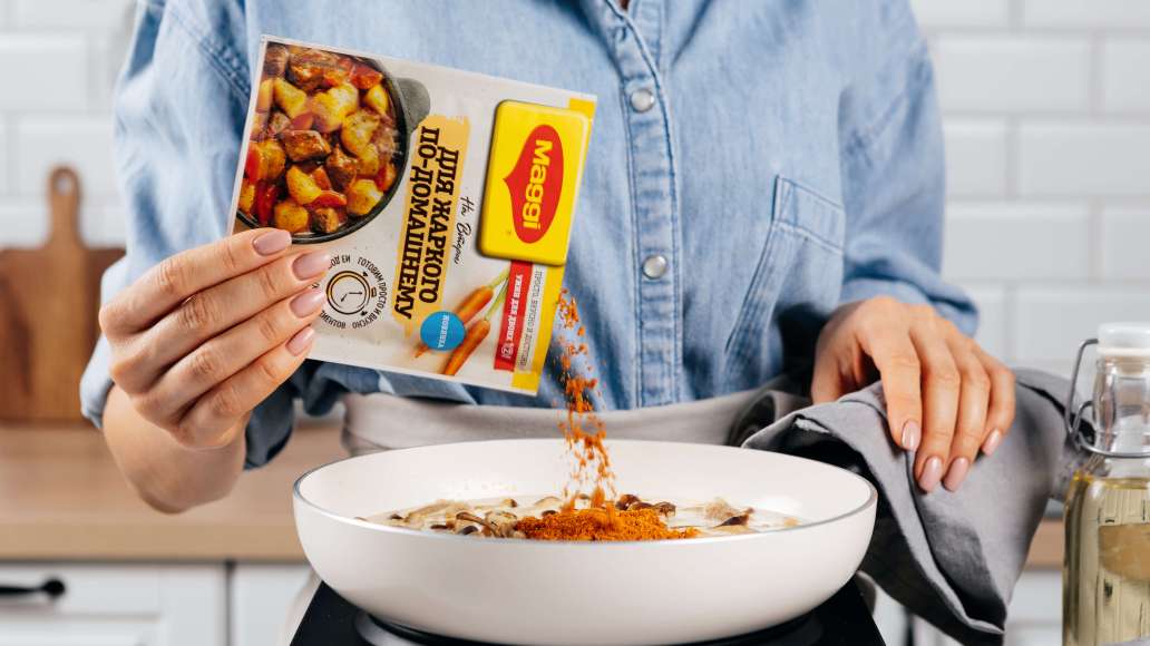 Добавить воду, сметану и MAGGI® На Второе для жаркого по-домашнему. Перемешать и тушить после закипания 10-15 минут или до готовности мяса и овощей. Добавить воду, сметану и MAGGI® На Второе для жаркого по-домашнему. Перемешать и тушить после закипания 10-15 минут или до готовности мяса и овощей.