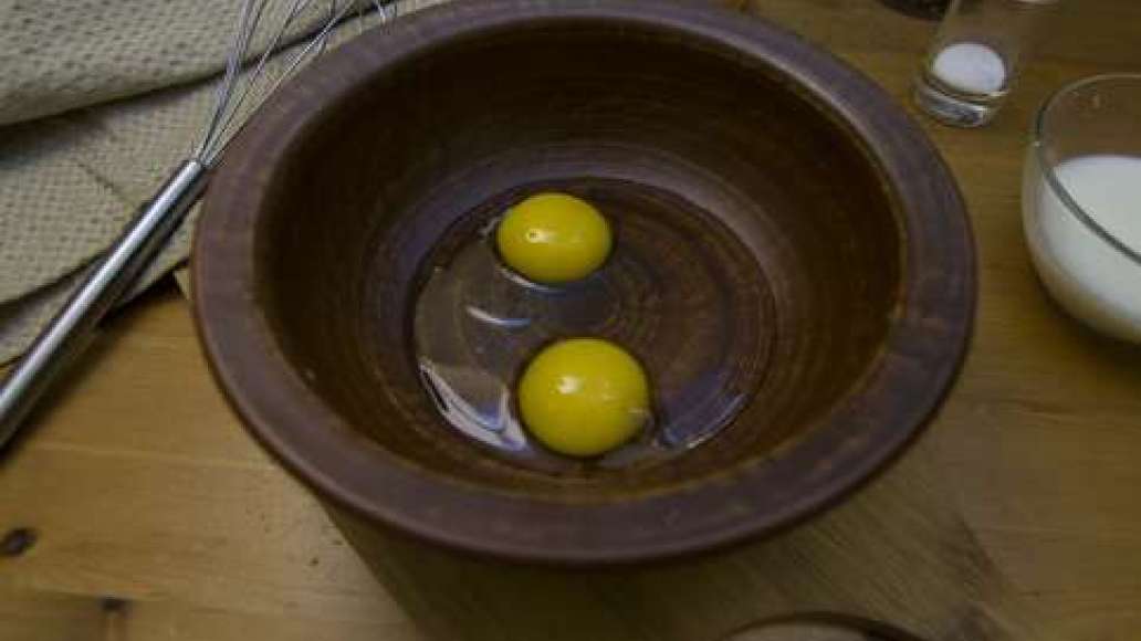 Добавить в миску два яйца и посолить по вкусу. Добавить в миску два яйца и посолить по вкусу.