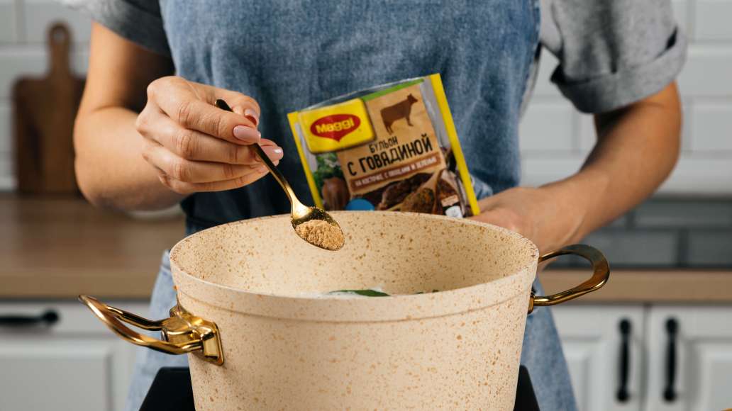 Добавить в суп целые листья шпината. Перемешать. Добавить MAGGI® Бульон с говядиной на косточке. С овощами и зеленью. Перемешать и готовить еще 5 минут на среднем огне. Добавить в суп целые листья шпината. Перемешать. Добавить MAGGI® Бульон с говядиной на косточке. С овощами и зеленью. Перемешать и готовить еще 5 минут на среднем огне.