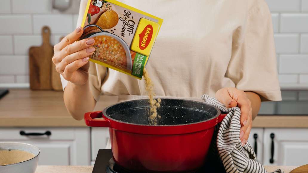 В кипящую воду засыпать MAGGI® Суп звездочки. Варить 8 минут. В кипящую воду засыпать MAGGI® Суп звездочки. Варить 8 минут.