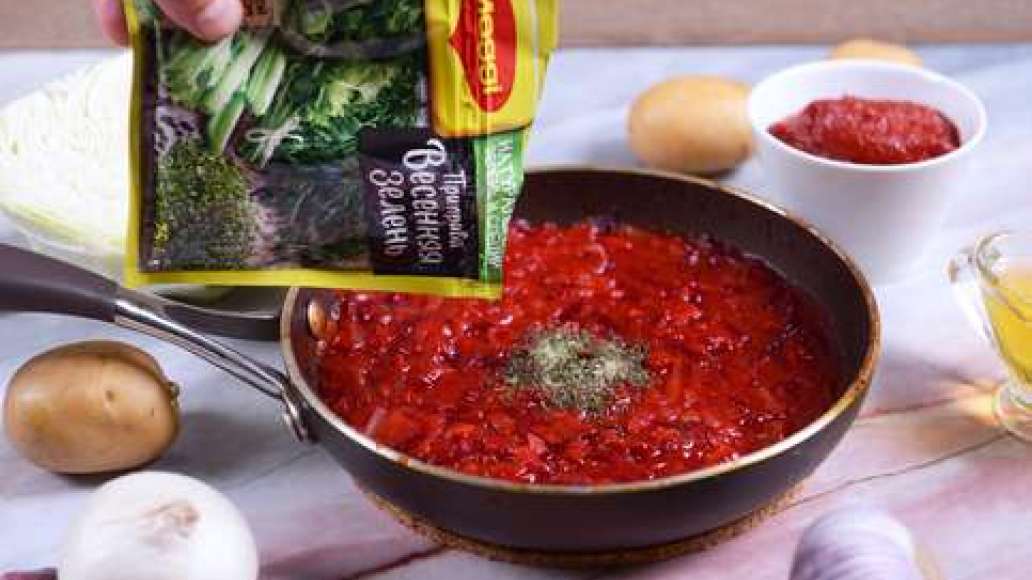Добавьте MAGGI® Приправа универсальная Букет приправ, 2 половника мясного бульона и сахар. Перемешайте и тушите под крышкой 20 минут. Добавьте MAGGI® Приправа универсальная Букет приправ, 2 половника мясного бульона и сахар. Перемешайте и тушите под крышкой 20 минут.