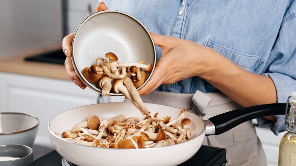 Разогреть масло и обжарить мясо до румяной корочки. Добавить грибы и жарить, периодически помешивая, 3 минуты. Разогреть масло и обжарить мясо до румяной корочки. Добавить грибы и жарить, периодически помешивая, 3 минуты.