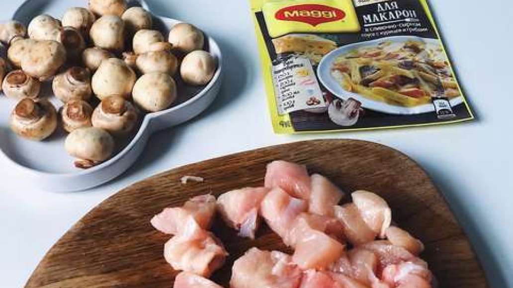 Сварить макароны. Курицу нарезать кубиками. Сварить макароны. Курицу нарезать кубиками.