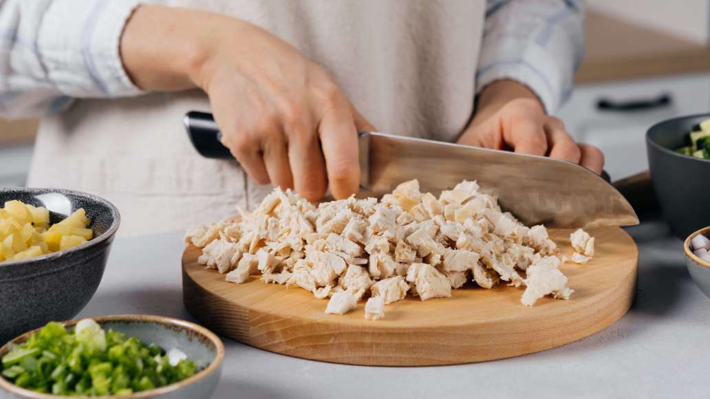 Мелкими кубиками нарезать мясо, огурцы, редис. Измельчить зеленый лук. Переложить все нарезанные ингредиенты в глубокую емкость. По желанию также добавить нарезанный маленький пучок укропа. Мелкими кубиками нарезать мясо, огурцы, редис. Измельчить зеленый лук. Переложить все нарезанные ингредиенты в глубокую емкость. По желанию также добавить нарезанный маленький пучок укропа.