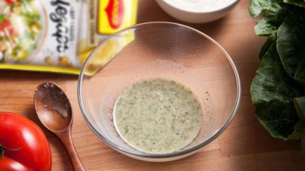 Подготовить ингредиенты. В отдельной миске смешать смесь MAGGI® для салата Цезарь с 3 столовыми ложками горячей воды и дать постоять 3-5 минут.
Подготовить ингредиенты. В отдельной миске смешать смесь MAGGI® для салата Цезарь с 3 столовыми ложками горячей воды и дать постоять 3-5 минут.