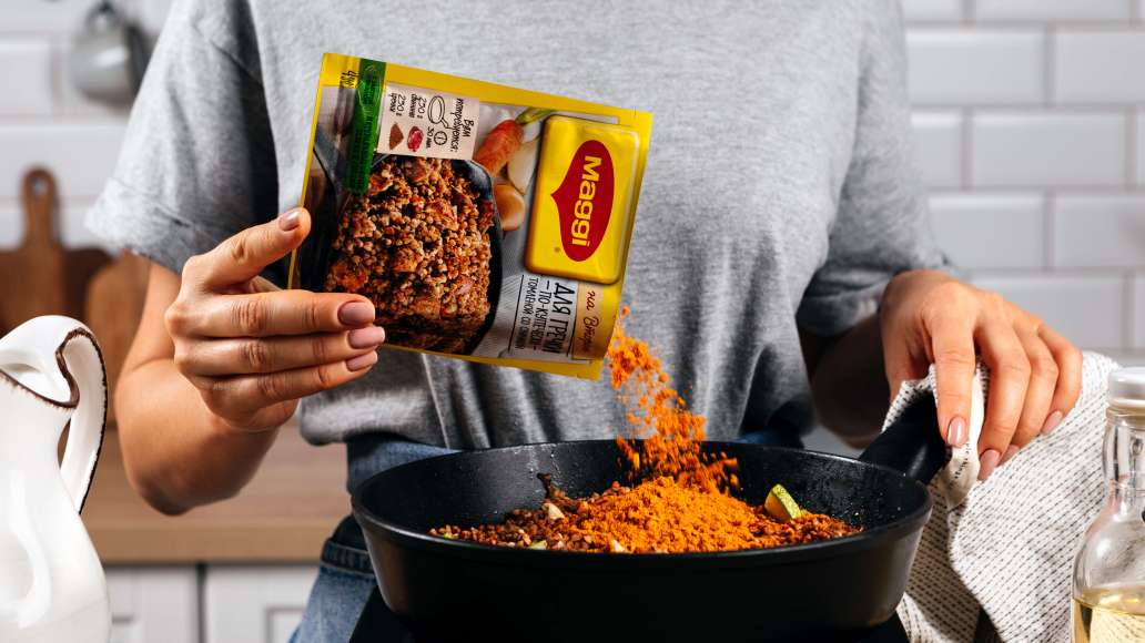 Добавить содержимое пакетика MAGGI® НА ВТОРОЕ для гречки по-купечески томленой со свининой и воду. Тщательно перемешать и довести до кипения. Накрыть крышкой и тушить на слабом огне 25 минут, не перемешивая. Добавить содержимое пакетика MAGGI® НА ВТОРОЕ для гречки по-купечески томленой со свининой и воду. Тщательно перемешать и довести до кипения. Накрыть крышкой и тушить на слабом огне 25 минут, не перемешивая.