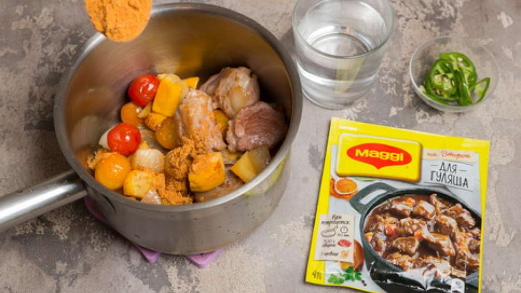 Добавить MAGGI® НА ВТОРОЕ для гуляша, воду, сметану и помидоры в собственном соку . Тушить до готовности. Добавить MAGGI® НА ВТОРОЕ для гуляша, воду, сметану и помидоры в собственном соку . Тушить до готовности.