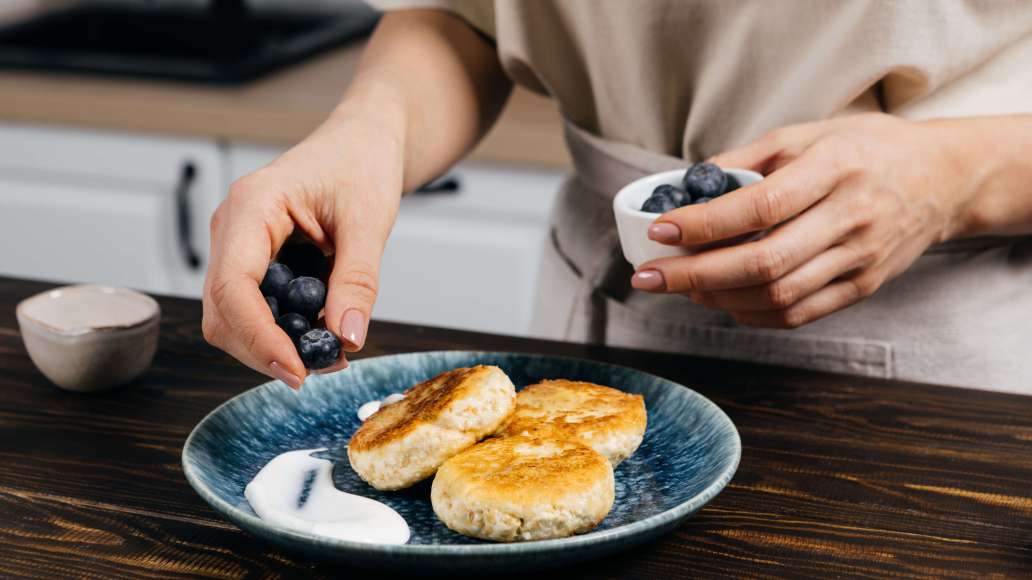 Готовым сырникам дать немного остыть и подавать, украсив по своему вкусу. Готовым сырникам дать немного остыть и подавать, украсив по своему вкусу.