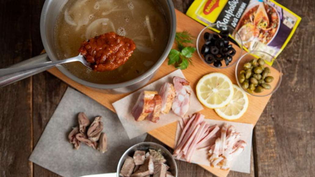 За пять минут до готовности добавить MAGGI® Заправка для солянки, нарезанную зелень, ветчину, бекон, говядину, добавить маслины и каперсы и зелень. Довести до полной готовности, попробовать и довести до нужного вкуса. За пять минут до готовности добавить MAGGI® Заправка для солянки, нарезанную зелень, ветчину, бекон, говядину, добавить маслины и каперсы и зелень. Довести до полной готовности, попробовать и довести до нужного вкуса.