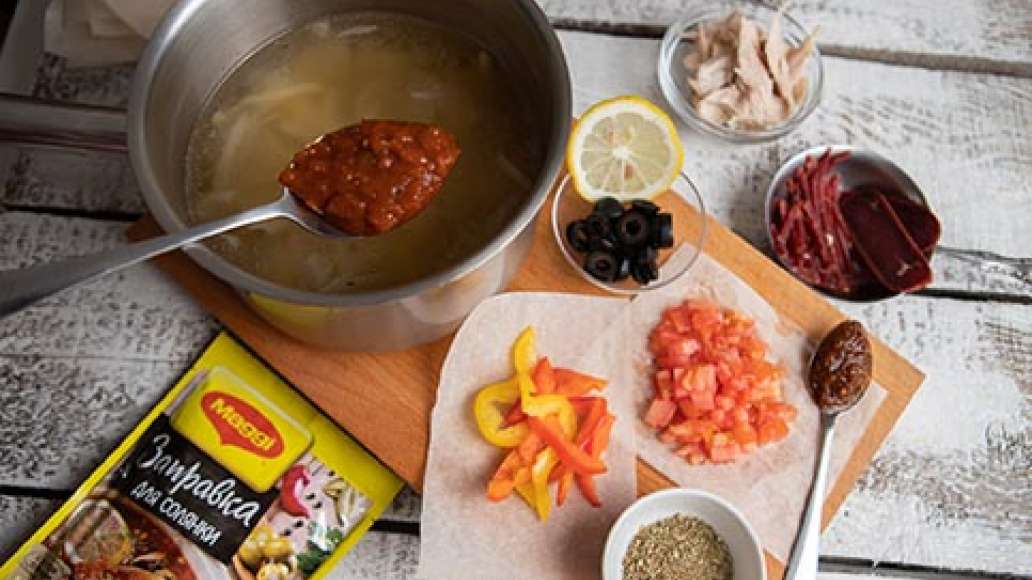 За пять минут до готовности добавить MAGGI® Заправка для солянки, нарезанную зелень, отварную курицу, помидоры, хмели сунели и вяленную говядину. Довести до полной готовности, проверить на соль и довести до нужного вкуса. За пять минут до готовности добавить MAGGI® Заправка для солянки, нарезанную зелень, отварную курицу, помидоры, хмели сунели и вяленную говядину. Довести до полной готовности, проверить на соль и довести до нужного вкуса.