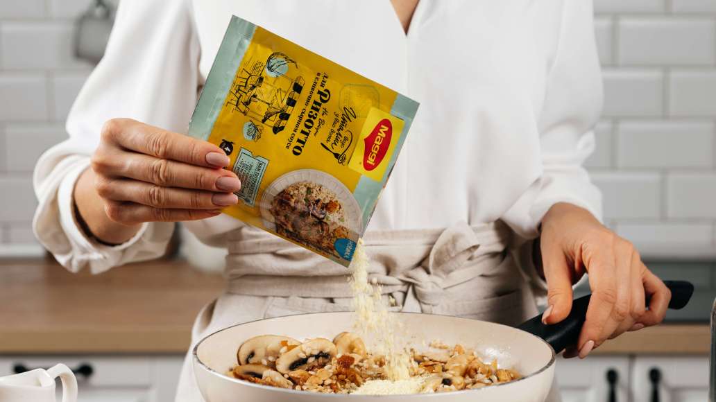 Добавить MAGGI® НА ВТОРОЕ для ризотто в сливочно-сырном соусе, сливки и воду. Тщательно перемешать. Добавить MAGGI® НА ВТОРОЕ для ризотто в сливочно-сырном соусе, сливки и воду. Тщательно перемешать.