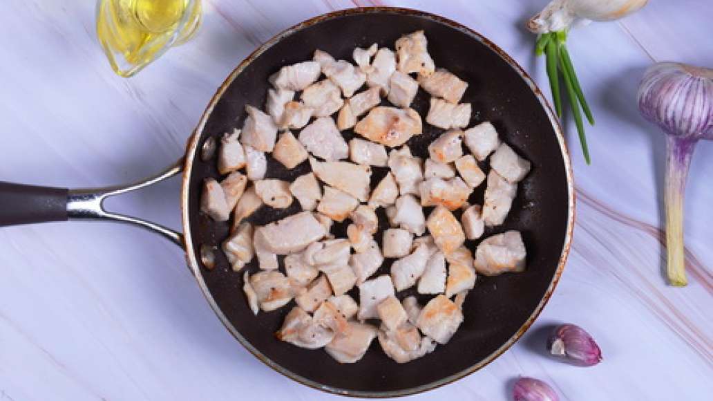 Нарежьте курицу на небольшие кусочки, добавьте масло на сковороду и обжарьте их до образования лёгкой корочки. В это время натрите морковь на крупной тёрке, измельчите лук. Нарежьте курицу на небольшие кусочки, добавьте масло на сковороду и обжарьте их до образования лёгкой корочки. В это время натрите морковь на крупной тёрке, измельчите лук.