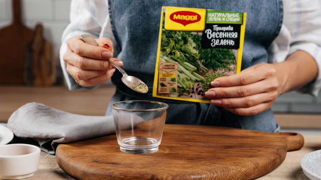 В отдельной емкости смешать горячую воду с MAGGI® Приправой Весенняя зелень, оставить на три минуты. Добавить горчицу, йогурт, легкий майонез и тщательно перемешать. В отдельной емкости смешать горячую воду с MAGGI® Приправой Весенняя зелень, оставить на три минуты. Добавить горчицу, йогурт, легкий майонез и тщательно перемешать.