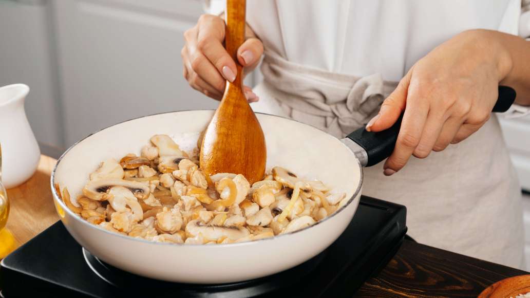 Разогреть растительное масло. Обжарить курицу с луком и грибами в течение 3-5 минут, периодически помешивая. Разогреть растительное масло. Обжарить курицу с луком и грибами в течение 3-5 минут, периодически помешивая.