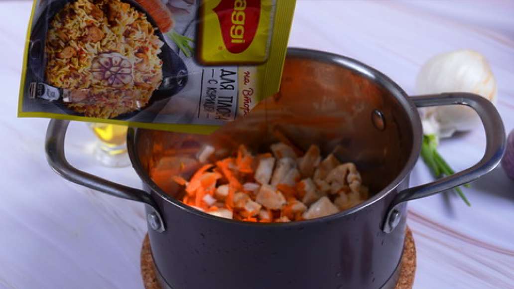 Добавьте MAGGI® НА ВТОРОЕ для плова с курицей, перемешайте. Добавьте MAGGI® НА ВТОРОЕ для плова с курицей, перемешайте.